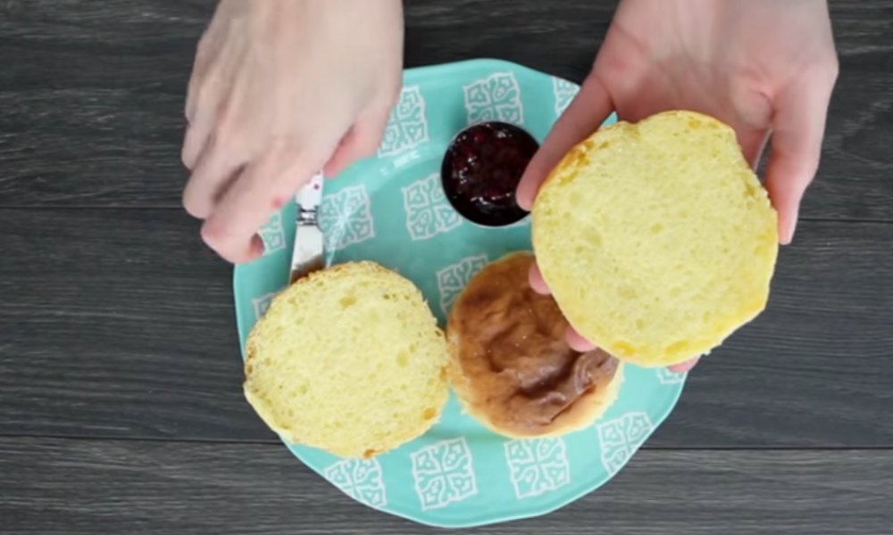 Descubra como fazer um delicioso pão de microondas em minutos. Uma receita rápida e prática para quem busca sabor e praticidade no dia a dia.